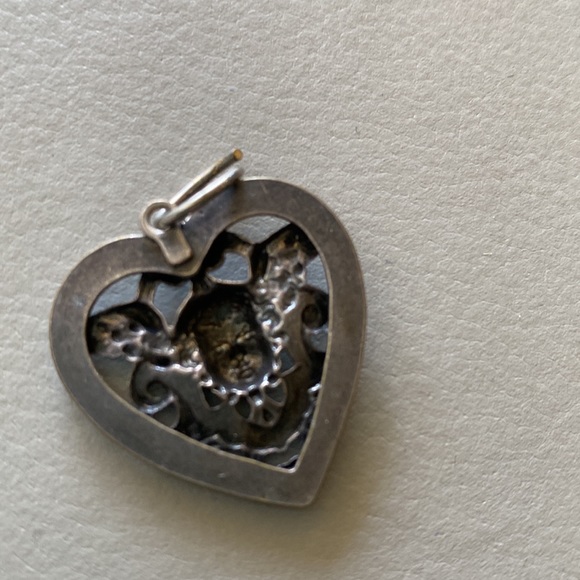 Vintage silver heart shaped Angel pendant or charm - Picture 2 of 3
